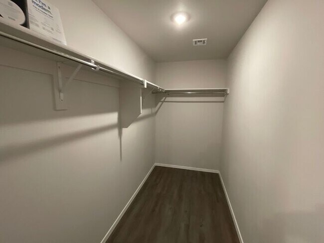Foto del edificio - *Leap Year Special* BRAND NEW Four Bedroom...