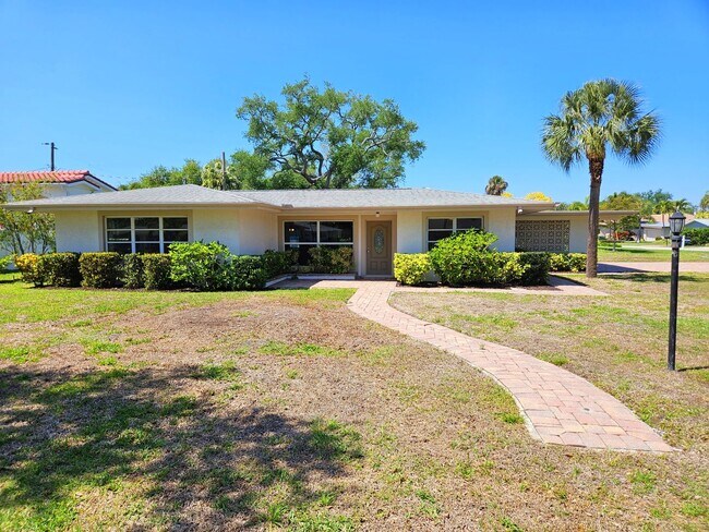 Building Photo - Venice Island – North of Venice Ave - Annual Single Family Home– Minutes from Venice Beach, Mains...