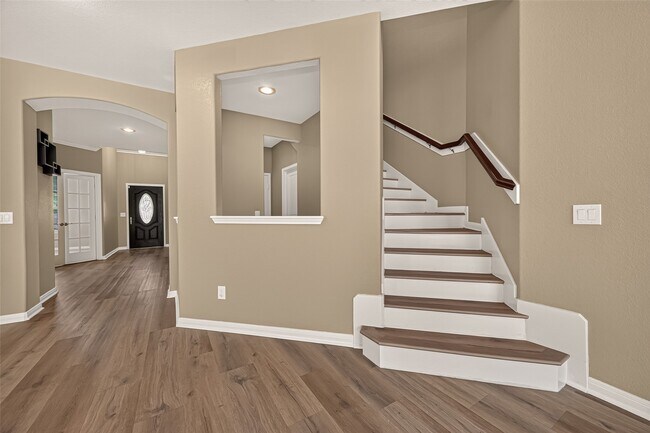 Building Photo - 15711 Huddleston Dr