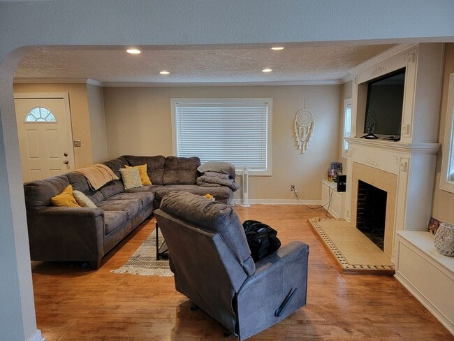 Building Photo - Beautiful 5 Bed, 2 Bath Single-Family House with Large Fenced Backyard Close to OSU!