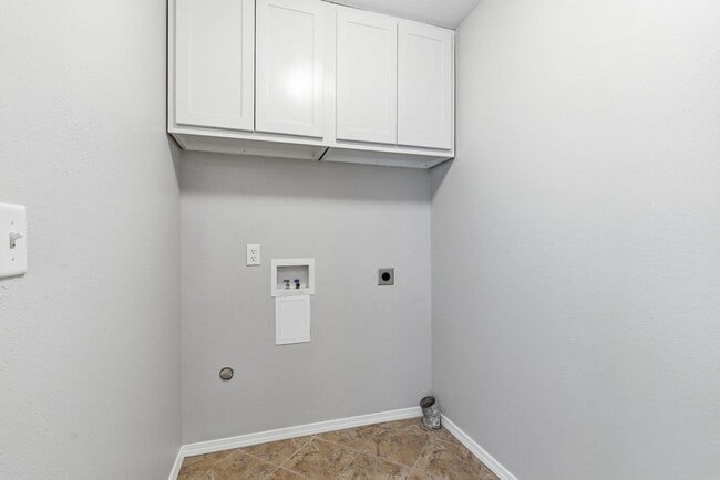 Building Photo - 4 Bed 2 Bath 3 car Garage in Republic MO