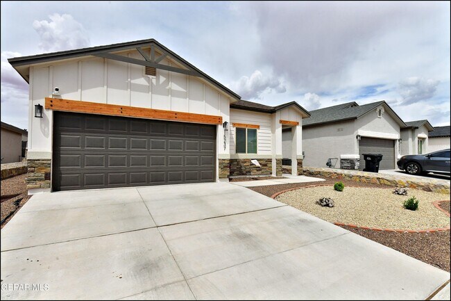 Foto del edificio - 15237 Ambition Ave