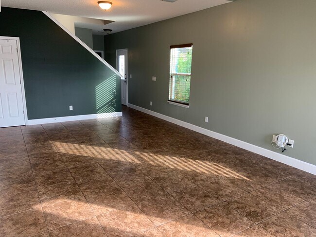 Building Photo - Gorgeous 3 Bedroom 2.5 Bath Townhouse at T...