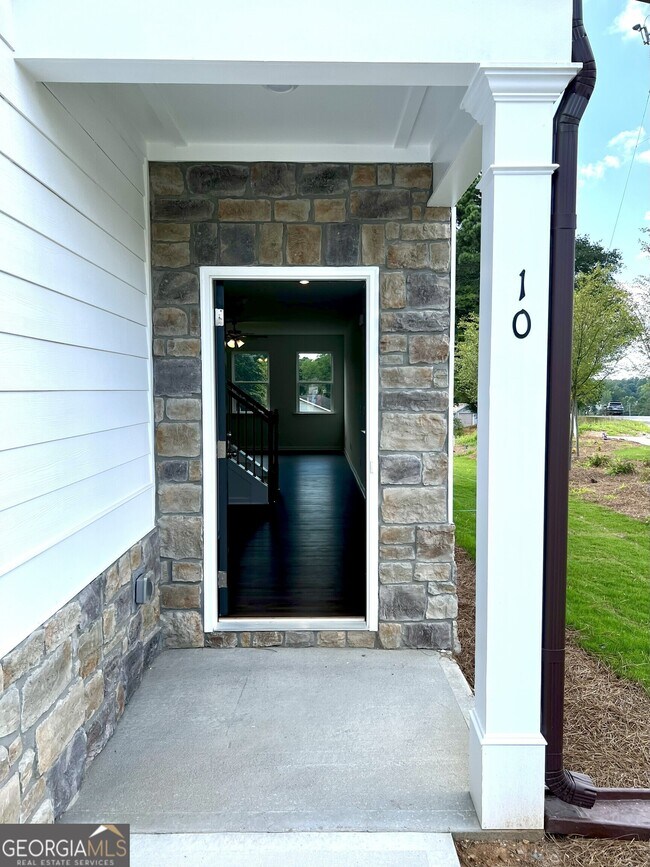 Building Photo - 10 Berry Dr