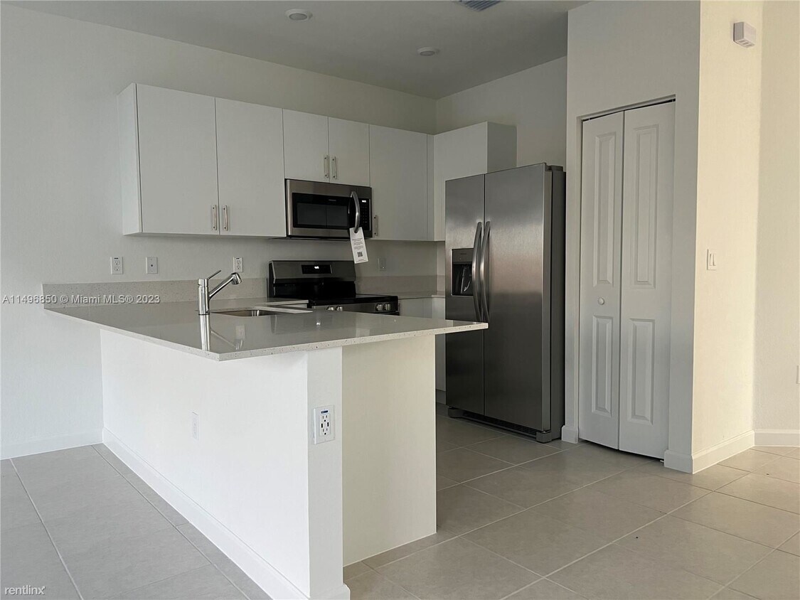 Primary Photo - 4 br, 2.5 bath House - 11837 NW 46th St # 1