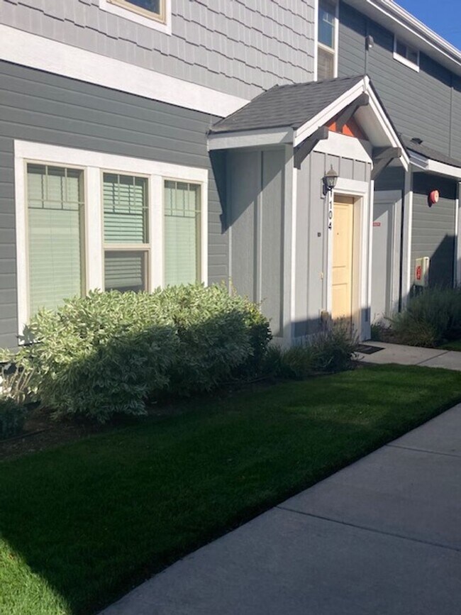 Building Photo - 1530 W Ann Taylor St