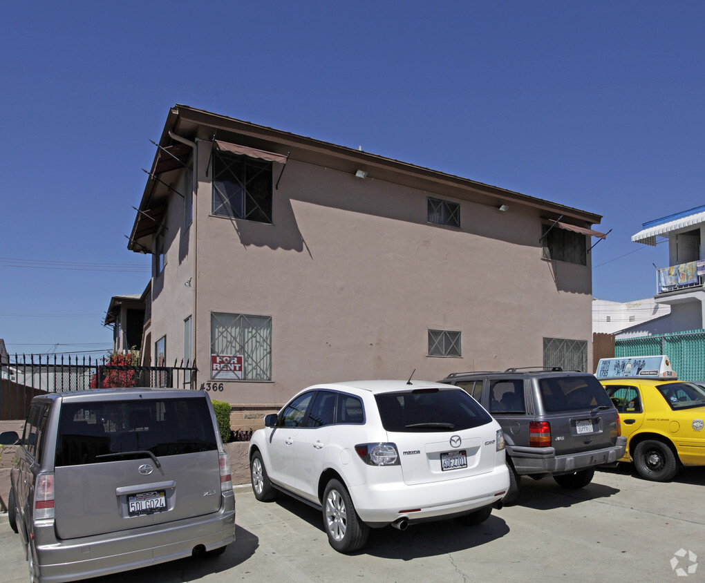 Primary Photo - 4366 Winona Ave