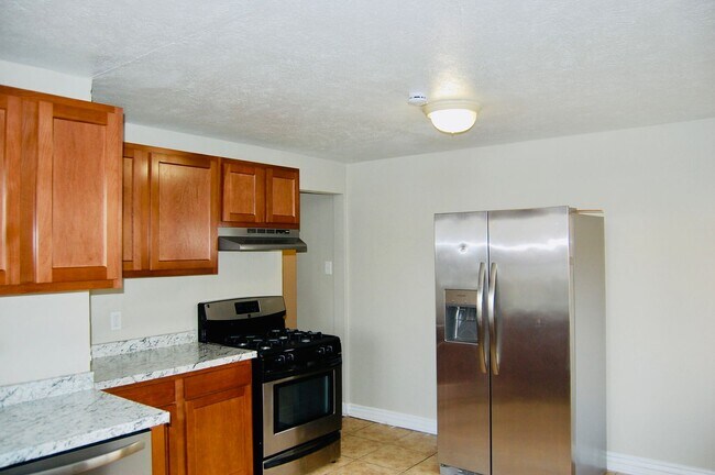 Photo - Updated 3Bedroom-In-Unit Laundry-$1,000 Move-In credit Apartment