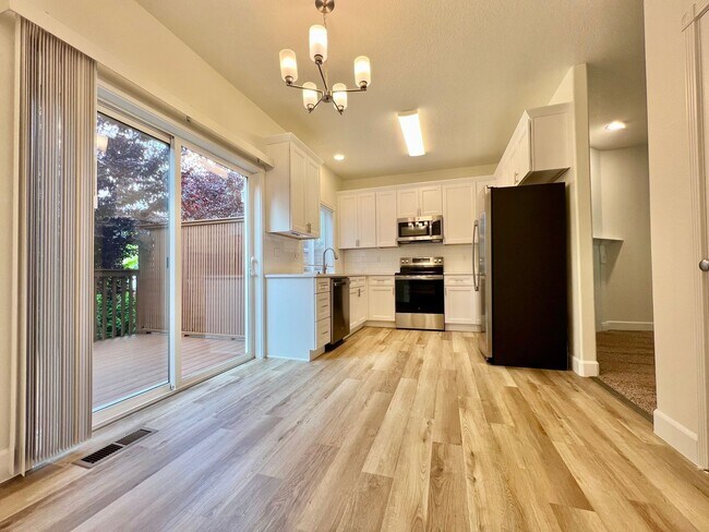 Foto del edificio - NEWLY RENOVATED! Spacious 2-Bedroom Townhome in a Charming Cul-de-Sac!