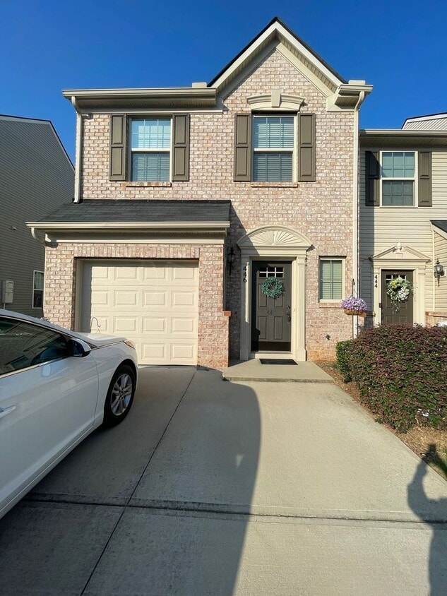 Foto principal - 3 Bedroom 2.5 Bath Townhome in Greenville !! Convenient to Woodruff Road