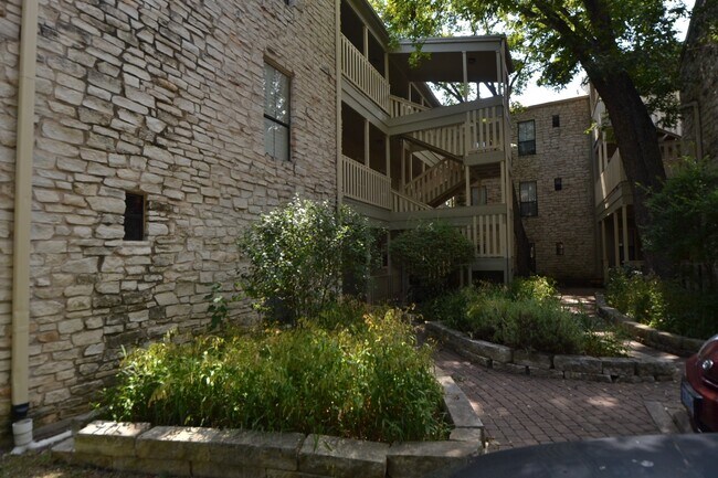 Foto del edificio - 4401 Speedway- Free Cable and Internet-Available for August!