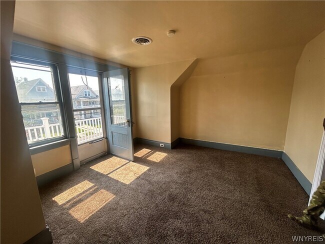 Building Photo - 142 Roesch Ave