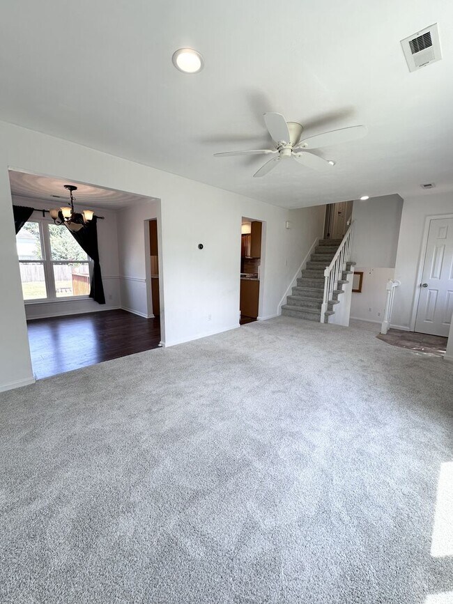 Foto del edificio - Charming Updated Home in Prime Chesapeake Location – Spacious Layout & Modern Touches!