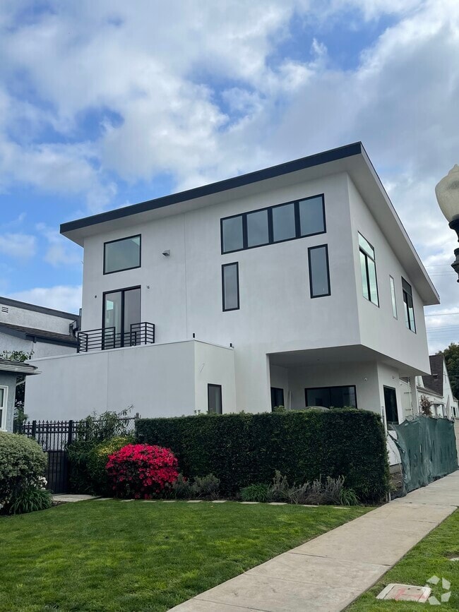 Building Photo - 8655 Higuera St