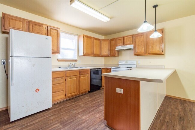 Building Photo - 210 Meadow Ct