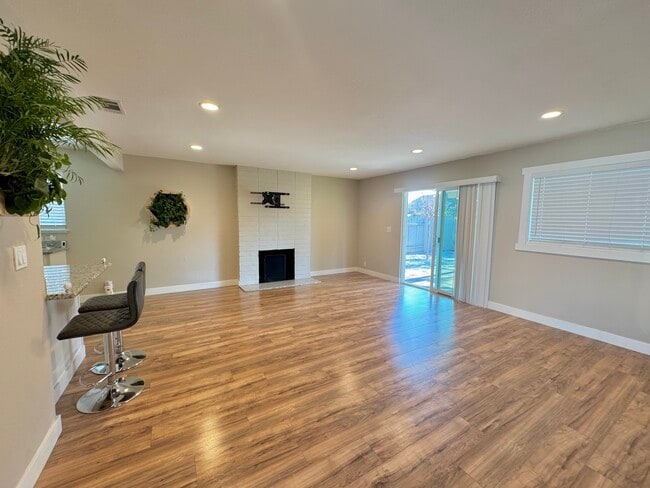 Building Photo - 2125 Athene Dr