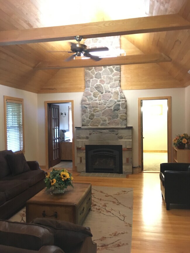 Building Photo - 340 Forest Home Dr