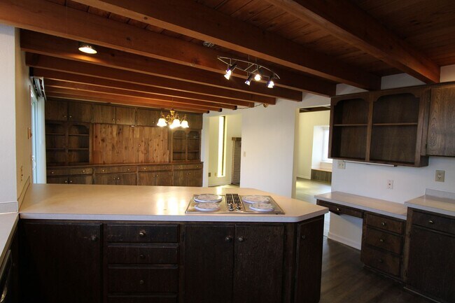Foto del edificio - SPACIOUS 3+ BEDROOM SALMON CREEK/MOUNT VISTA MULTI-LEVEL HOME WITH LARGE FENCED YARD!