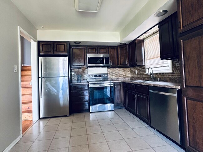 Foto del edificio - 704 Laramie Ave