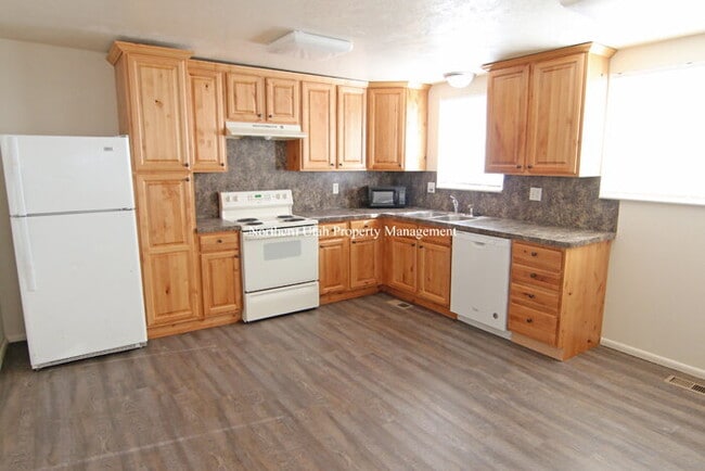 Foto del edificio - 3 Bed 1 Bath Duplex