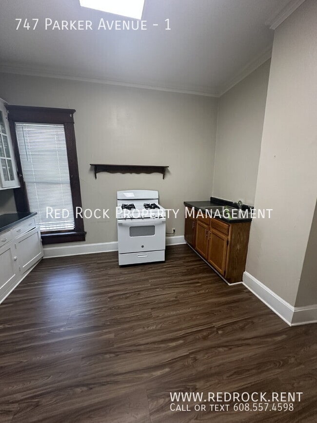 Foto del edificio - 747 Parker Ave