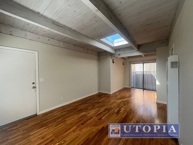 Foto del edificio - Adorable 1 bedroom, 1 bathroom triplex uni...