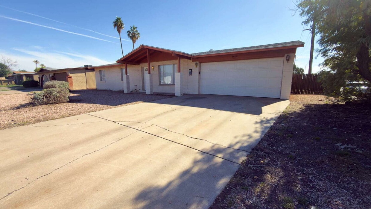 Primary Photo - "Spacious 4-Bedroom Oasis in Phoenix with 2 Full Baths - 1,670 Sq Ft of Comfort!"