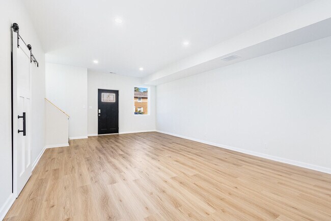 Foto del edificio - 323 Clinton St