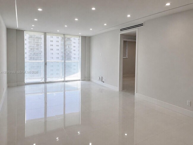 Foto del edificio - 19390 Collins Ave