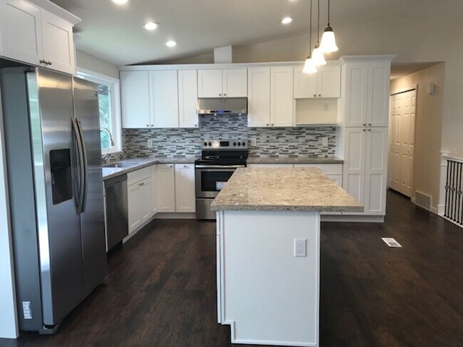 Foto del edificio - Beautifully remodeled 2 Story SFH 4 BD 2.5 BA+Large 2 car garage, Fenced Yard for rent