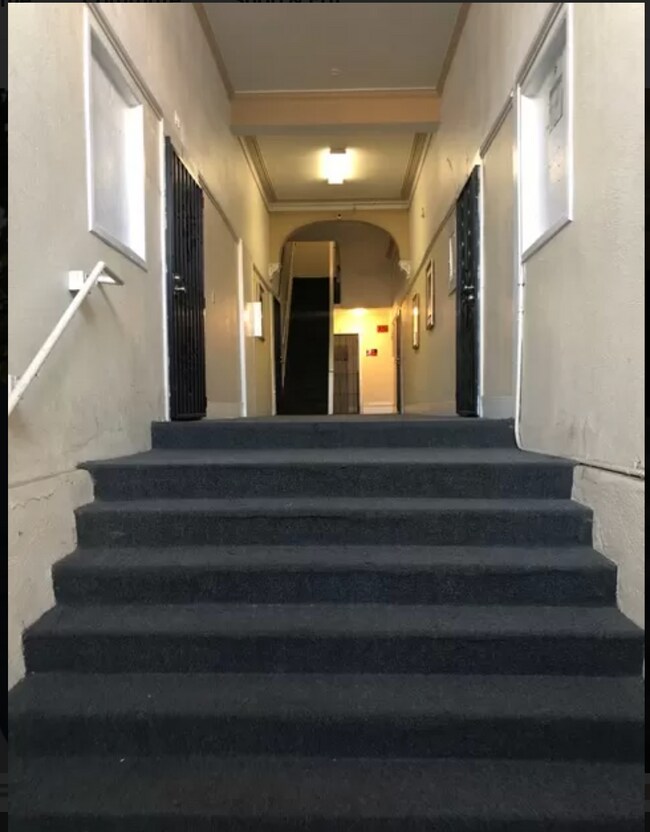 Pasillo del edificio - 1321 Peralta St