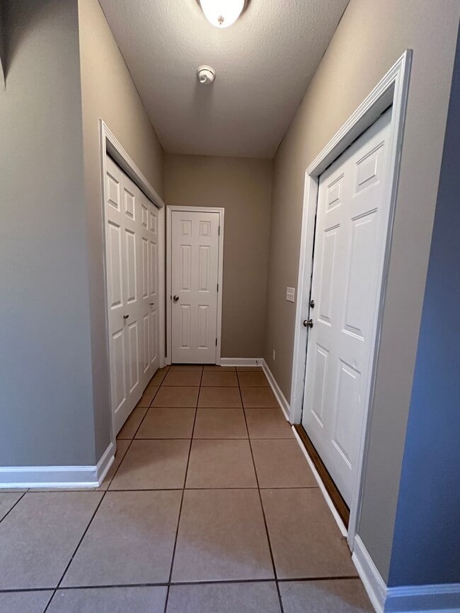 Building Photo - Eagle Landing - End Unit