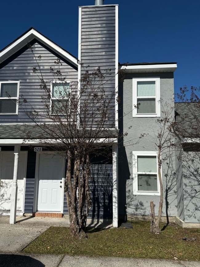 Building Photo - Low maintenance condo living may be right for you!