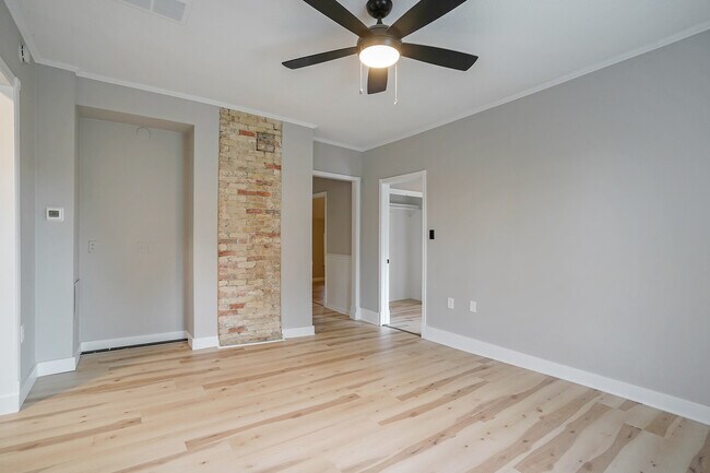 Building Photo - 804 Lake Dr SE