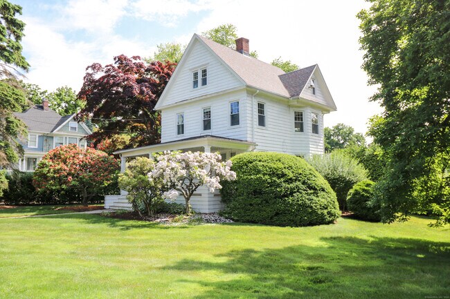 Building Photo - 1790 Huntington Turnpike