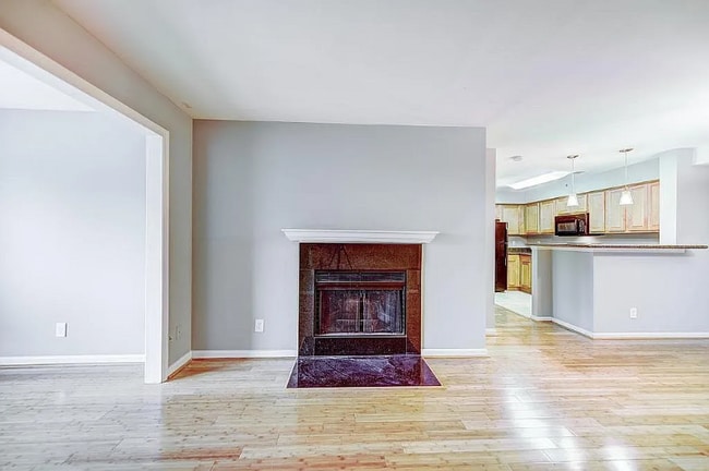 Building Photo - 3176 Summit Square Dr