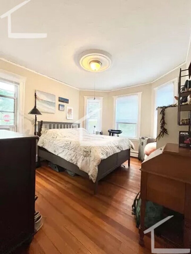 Building Photo - Gorgeous place in Brookline for September 1st