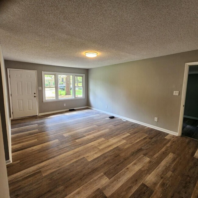 Building Photo - Newly Renovated 4 bedroom 3 bath.