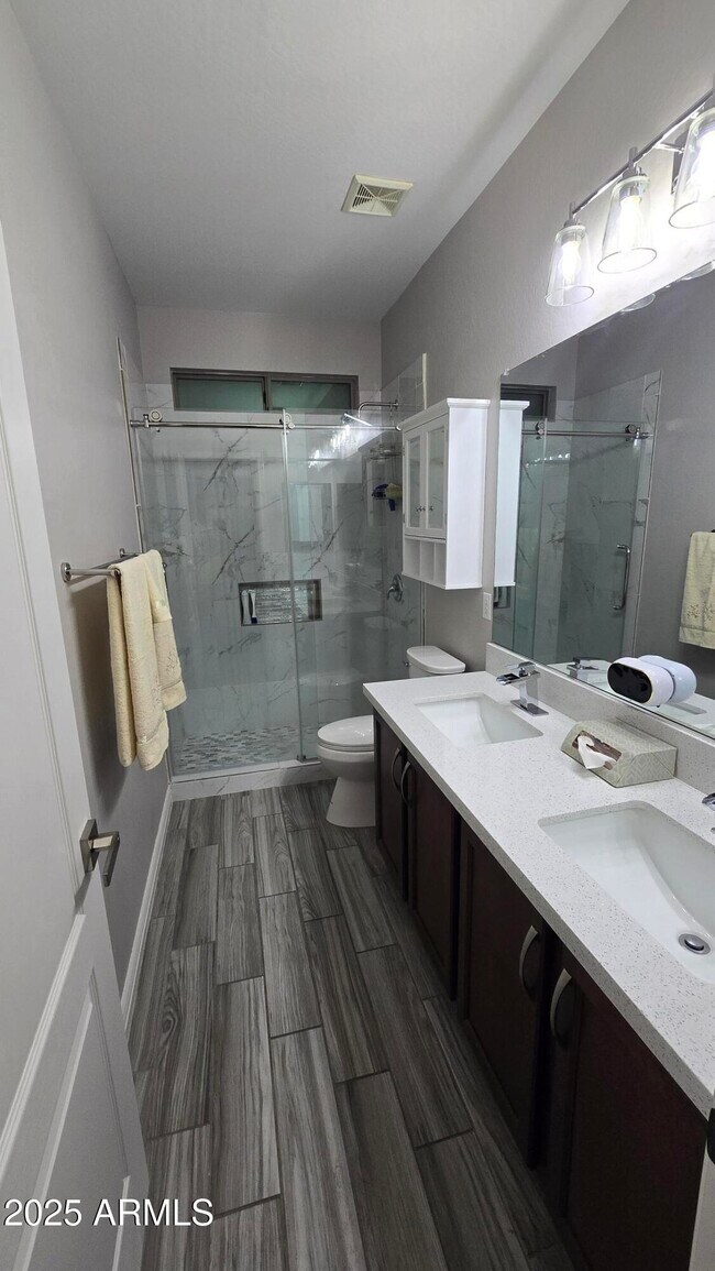 Foto del edificio - 17591 W Dahlia Dr