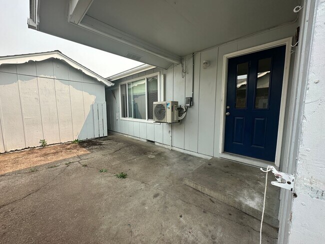 Foto del edificio - 1561 NW Highland Dr