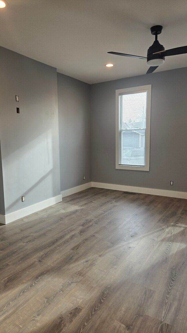 Sala de estar, segunda vista - 594 E Sycamore St