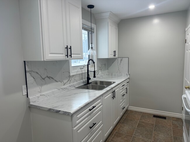 Photo du bâtiment - Fantastic 3-Bedroom Main Floor Apartment for Rent in Bowmanville