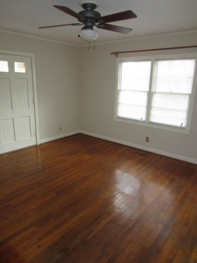 Building Photo - 2 Bedroom Home Close to VSU!