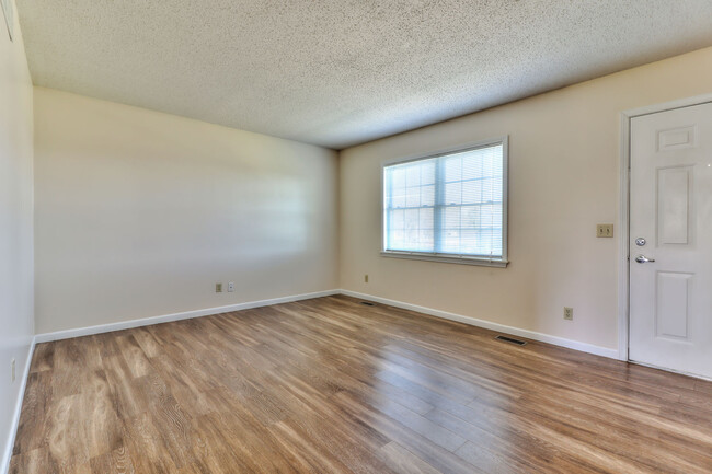 Building Photo - 1003 S Smith Rd