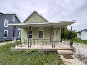 Building Photo - 104 E 7th St