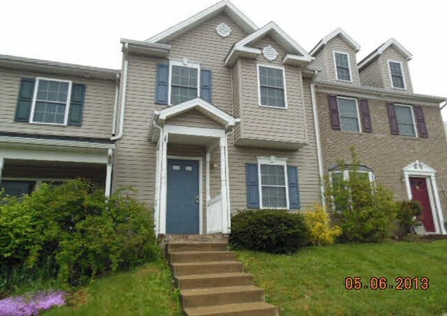 Photo - 3 bedroom, 2 1/2 bath townhome.