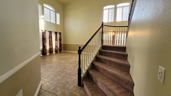 Building Photo - GORGEOUS 4/3 IN THE SW!!!