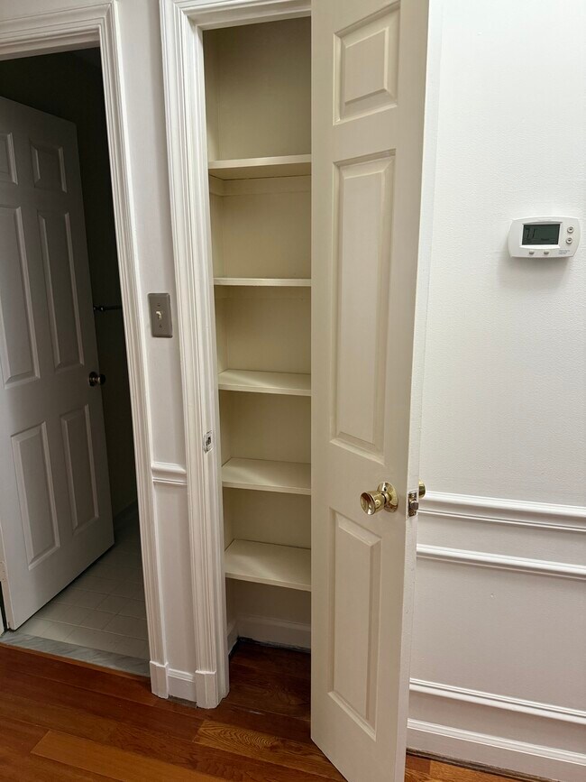 Foto del edificio - 4607 1/2 MacArthur Blvd NW