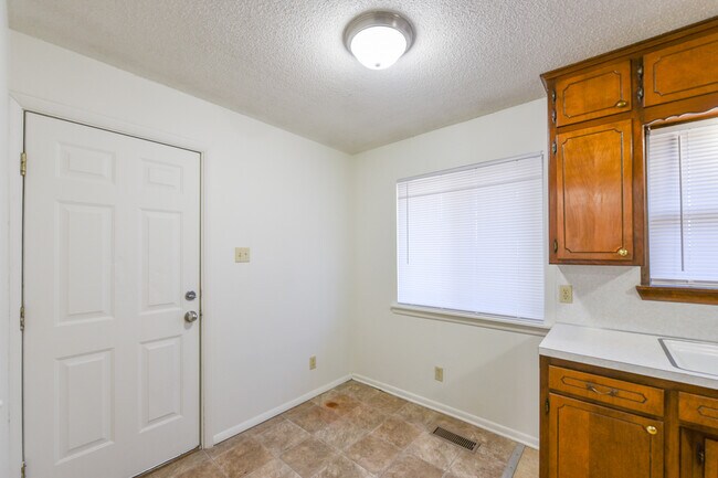 Foto del edificio - 700 S Roland Rd