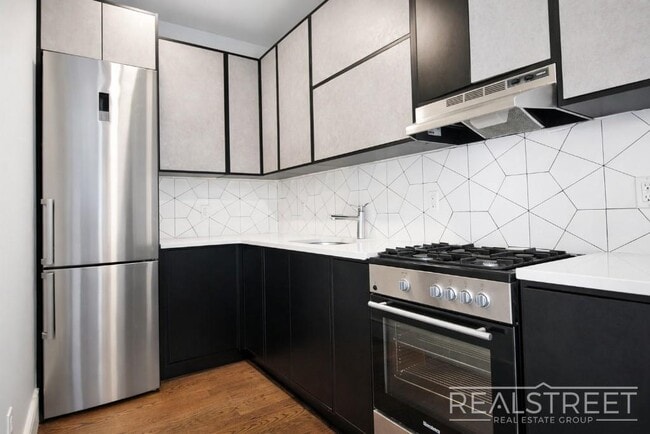 Building Photo - Luxury 2 BR in Bushwick with Roof Deck!